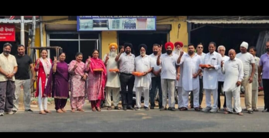 Laddus distributed under the leadership of Nagar Panchayat Mahilpur Chairman Davinder Singh Saini to celebrate the victory of Aam Aadmi Party in Ludhiana.